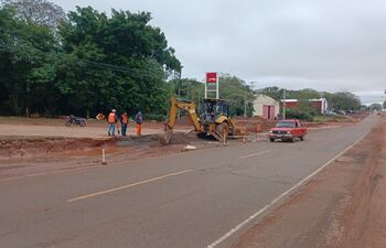Una máquina vial trabaja en la duplicación de la ruta PY02 de Coronel Oviedo.