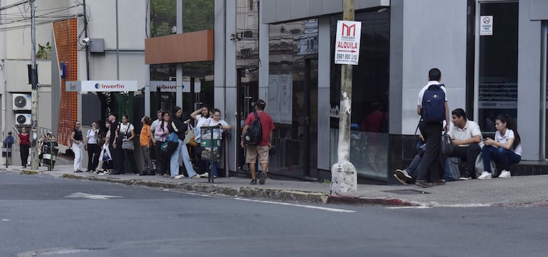 Se observan largas filas de pasajeros ante la escasez de unidades en circulación.