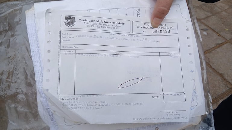 Comprobante de pago del usufructo del cementerio, con información impresa en papel blanco.