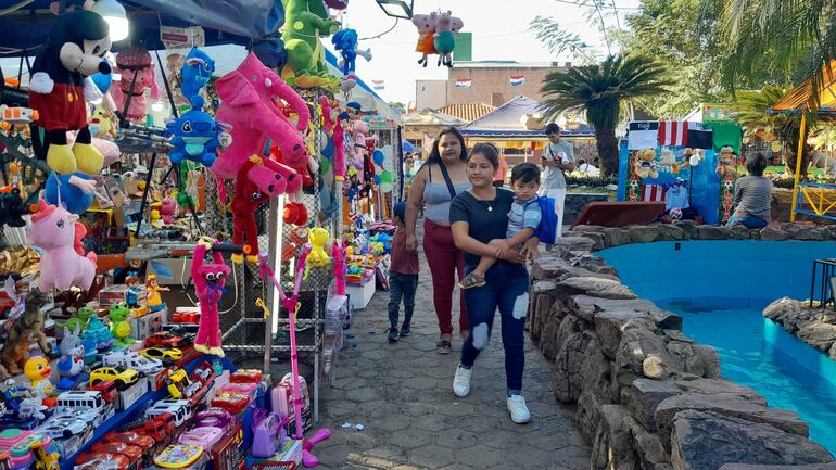 Las famosas romerías instaladas en la plaza central Fulgencio Yegros de Ñemby.