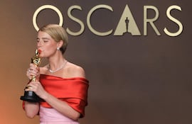 Jessie Buckley posa con la estatuilla a mejor actriz por "Hamnet" en la ceremonia 98º de los premios Óscar.