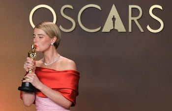 Jessie Buckley posa con la estatuilla a mejor actriz por "Hamnet" en la ceremonia 98º de los premios Óscar.