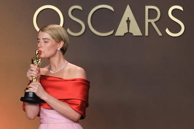 Jessie Buckley posa con la estatuilla a mejor actriz por "Hamnet" en la ceremonia 98º de los premios Óscar.