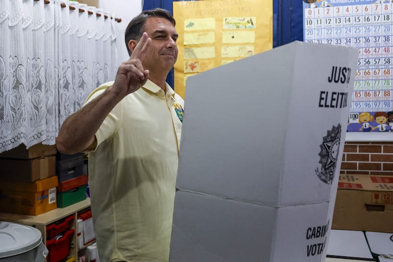El candidato a la presidencia de Brasil, Flavio Bolsonaro, vota en una escuela de la zona norte de Río de Janeiro, Brasil, durante la primera vuelta de las elecciones.