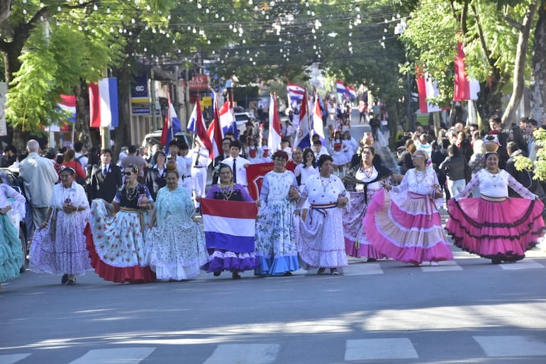 Desfile estudiantil por las fechas patrias en el centro histórico de Asunción