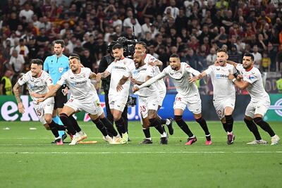 Comienza la celebración del Sevilla tras el penal convertido por Gonzalo Montiel