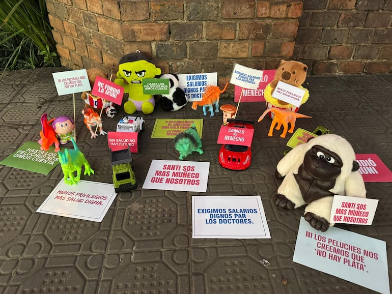 Secuencia de la Manifestación de Peluches frente a la casa de Horacio Cartes levantada por la Policía.