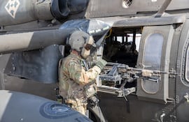 Una tripulación de UH-60 Blackhawk se prepara para el vuelo de operaciones en Oriente Medio. (Imagen del U.S. Central Command)