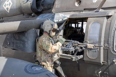 Una tripulación de UH-60 Blackhawk se prepara para el vuelo de operaciones en Oriente Medio. (Imagen del U.S. Central Command)