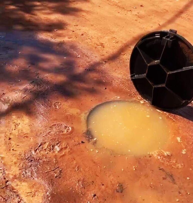 Denuncian filtración de agua en registros de alcantarillado sin conexión a la red de residuos en Carapeguá.