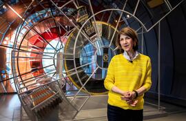 La directora general del CERN, Fabiola Gianotti, habla durante una entrevista con AFP sobre el Futuro Colisionador de Partículas (FCC) en Meyrin, cerca de Ginebra, el 31 de marzo de 2025.