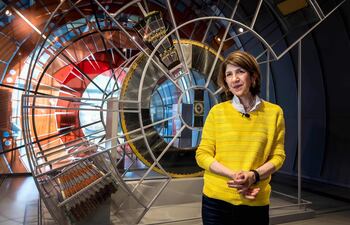 La directora general del CERN, Fabiola Gianotti, habla durante una entrevista con AFP sobre el Futuro Colisionador de Partículas (FCC) en Meyrin, cerca de Ginebra, el 31 de marzo de 2025.