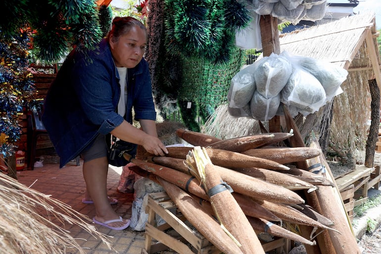 Una mujer vende flores de coco en el mercado 4 este sábado, en Asunción.