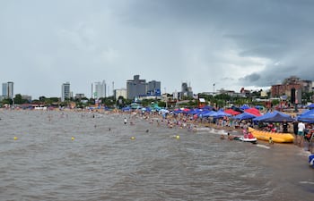 La playa la disfrutan bajo la lluvia en Encarnación