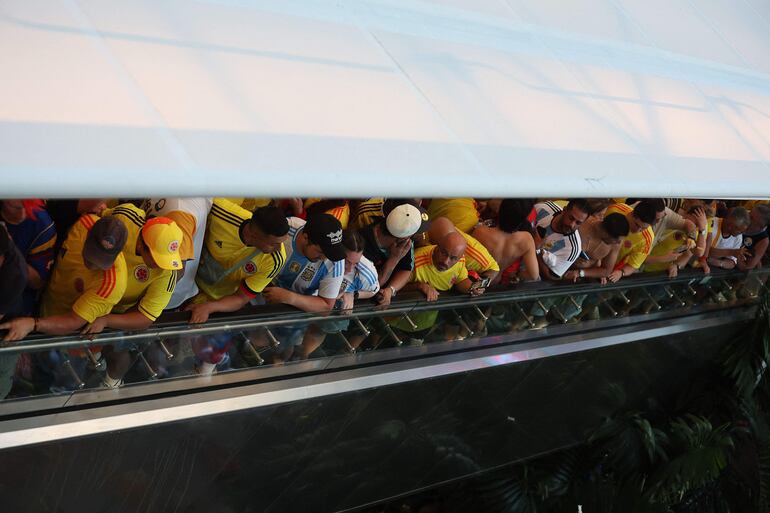 El ingreso al Hard Rock Stadium para la final de la Copa América 2024 fue desbordado por hinchas colombianos y argentinos, obligando al retraso del inicio del partido entre Argentina y Colombia. 