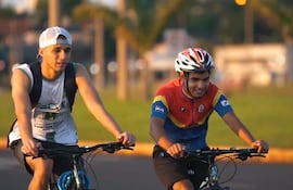 Ciclistas recorriendo costanera de Encarnación.