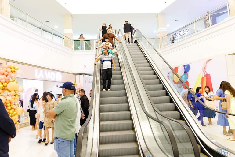 Clientes realizan compras en tiendas de un shopping de Pedro Juan Caballero.
