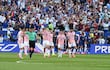 Todos se lamentan tras el penal que comete Diego Gómez que se cubre el rostro. Paraguay jugó con todo lo que tuvo, pero quedó fuera del Mundial 2026.