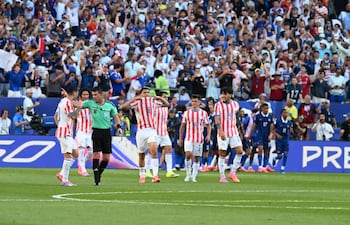 Todos se lamentan tras el penal que comete Diego Gómez que se cubre el rostro. Paraguay jugó con todo lo que tuvo, pero quedó fuera del Mundial 2026.