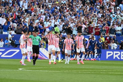 Todos se lamentan tras el penal que comete Diego Gómez que se cubre el rostro. Paraguay jugó con todo lo que tuvo, pero quedó fuera del Mundial 2026.