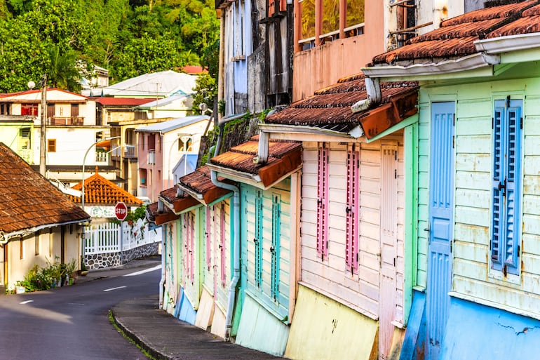 Casas coloridas en Grande Riviere, Martinica, Francia, a lo largo de la avenida General Charles de Gaulle.