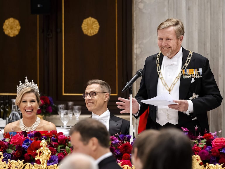 El rey Guillermo Alejandro pronunciando un discurso. Vemos muy sonrientes a la reina Máxima y al presidente de Finlandia, Alexander Stubb, en el Palacio Real de Ámsterdam. (EFE/EPA/REMKO DE WAAL)
