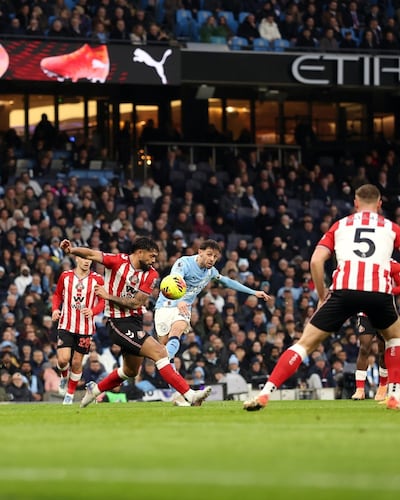 El zaguero paraguayo del Sunderland, Omar Alderete intenta bloquear el disparo del volante ofensivo del Manchester City, Bernardo Silva.