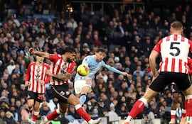 El zaguero paraguayo del Sunderland, Omar Alderete intenta bloquear el disparo del volante ofensivo del Manchester City, Bernardo Silva.