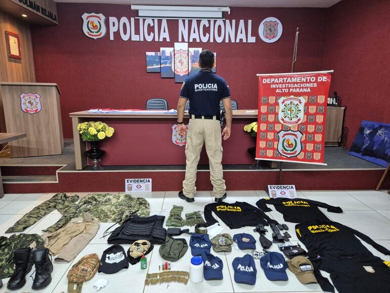 Detienen a hombre con uniformes policiales y equipo táctico por asalto que dejó dos muertos