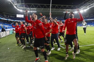 Los jugadores del RCD Mallorca celebran la victoria, tras el partido de vuelta de las semifinales de la Copa del Rey que Real Sociedad y RCD Mallorca disputaron este martes en el Reale Arena, en San Sebastián.