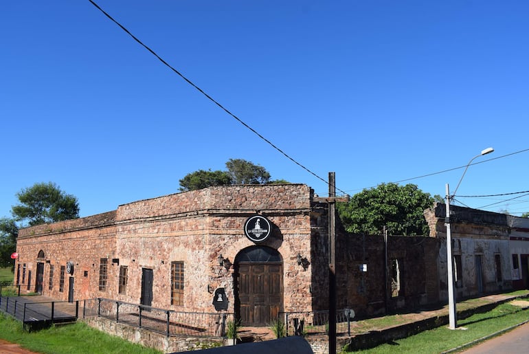 En lo que alguna vez funcionó un hotel, se desarrollará el taller denominado “Reciclado de botella”, en inmediaciones de la exestación del tren de Paraguarí.