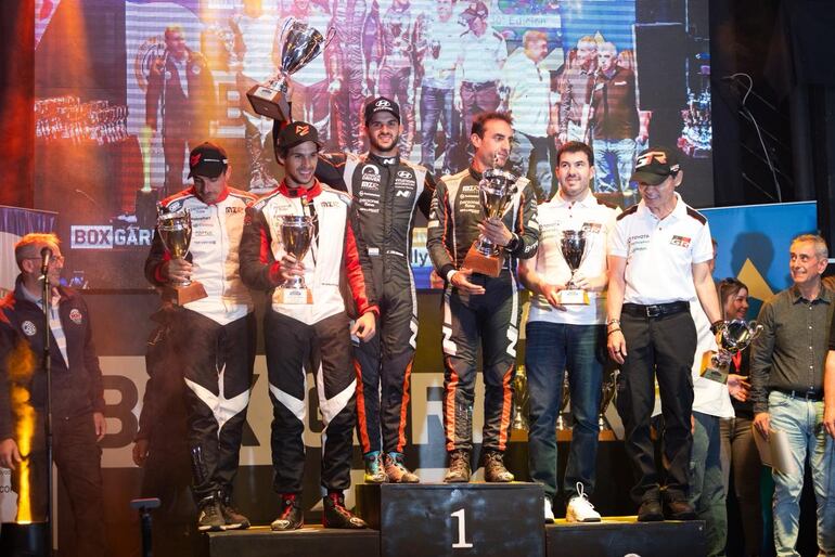 Fau Zaldívar y Marcelo der Ohannesian (centro), Migue Zaldívar y Luis Allende (izq.) y Alejandro Galanti y Marcelo Toyotoshi en el podio.