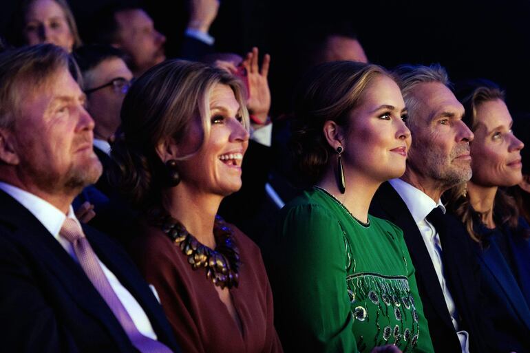 Los reyes Guillermo y Maxima con la princesa Catharina-Amalia en la celebración de los 750 años de Ámsterdam. (EFE/EPA/RAMON VAN FLYMEN)