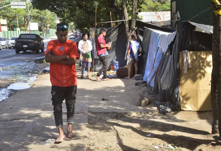 Entre agua servida y basuras circulan a la mañana, tarde y noche los indígenas que acampan sobre Artigas, frente a la sede de Indi.