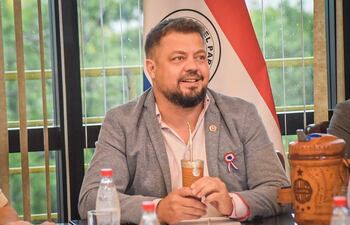 Senador Colym Soroka (ANR, Independiente).