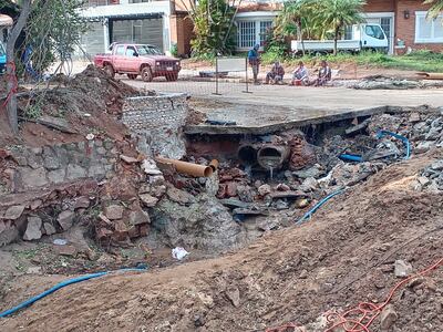Zona de obras del desagüe de Santo Domingo. Al fondo, los pocos obreros que estaban en el sitio en la mañana del viernes, no estaban trabajando.