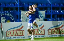 Jorge Mora (10) festeja su gol, con el cual Sol de América logró una agónica victoria contra el 12 de Junio de Villa Hayes, en Villa Elisa.