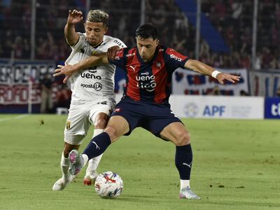 Blas Riveros, jugador de Cerro Porteño, disputa el balón ante Alcides Benítez, futbolista de Guaraní, en un partido por la fecha 19 del torneo Clausura 2025 de la Primera División de Paraguay en el estadio La Nueva Olla, en Asunción, Paraguay.