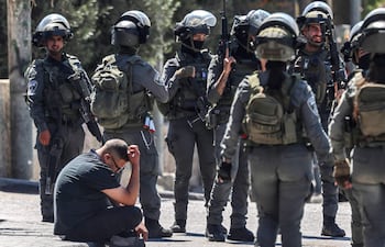 Un hombre es detenido durante el asalto israelí de hoy a una sede de la agencia de la ONU para los refugiados palestinos cerca de Ramala, Cisjordania.