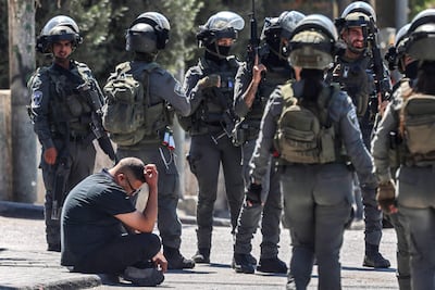 Un hombre es detenido durante el asalto israelí de hoy a una sede de la agencia de la ONU para los refugiados palestinos cerca de Ramala, Cisjordania.