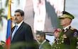Fotografía cedida hoy por la oficina de Prensa del Palacio de Miraflores que muestra al presidente venezolano, Nicolás Maduro, junto al ministro de Defensa, Vladimir Padrino Lopez (d), en Caracas (Venezuela).