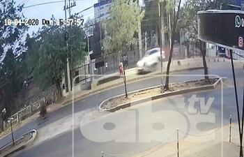 Momento en el que Florencia Romero arrolla a Nathalia Godoy.