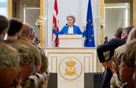Úrsula von der Leyen, presidenta de la Comisión Europea, pronuncia un discurso enla Academia Militar de Dinamarca.