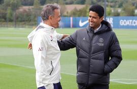 Luis Enrique y Nasser Al-Khelaïfi, entrenador y presidente del París Saint-Germain, respectivamente.