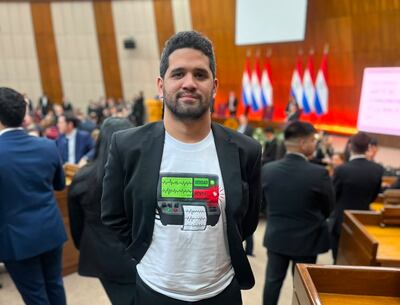 El diputado Raúl Benítez llegó al Congreso Nacional con una llamativa remera para "detectar" las mentiras del informe de gestión del presidente Peña.