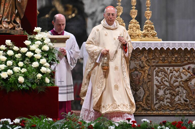El cardenal francés y protodiácono Dominique Mamberti (d) durante la misa del novenario del papa Francisco.