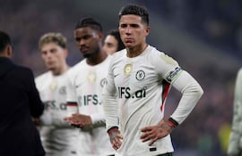 El centrocampista argentino del Chelsea, Enzo Fernández, observa tras el partido de fútbol de la Premier League inglesa entre el Everton y el Chelsea en el Hill Dickinson Stadium en Liverpool.