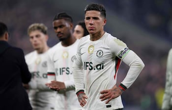 El centrocampista argentino del Chelsea, Enzo Fernández, observa tras el partido de fútbol de la Premier League inglesa entre el Everton y el Chelsea en el Hill Dickinson Stadium de Liverpool.