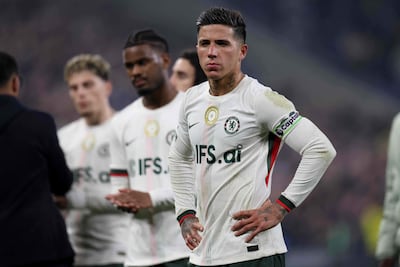 El centrocampista argentino del Chelsea, Enzo Fernández, observa tras el partido de fútbol de la Premier League inglesa entre el Everton y el Chelsea en el Hill Dickinson Stadium en Liverpool.