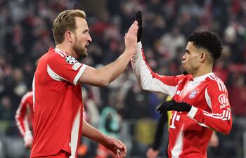 MUNICH (Germany), 21/01/2026.- Harry Kane of Bayern Munich (L) celebrates after scoring with teammate Luis Diaz of Bayern Munich during the UEFA Champions League soccer match between Bayern Munich and Union SG in Munich, Germany, 21 January 2026. (Liga de Campeones, Alemania) EFE/EPA/RONALD WITTEK